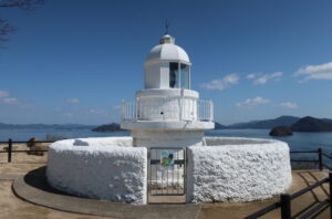 青空と海を背景に、真っ白い姿が美しい中ノ鼻灯台、見晴らしもいい