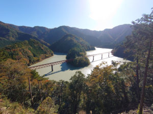 ディープな大井川（６）　新線の目玉、湖を渡る湖上駅