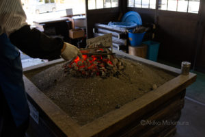 【６】圏外の管沼　炭火を見つめてバスを待つ