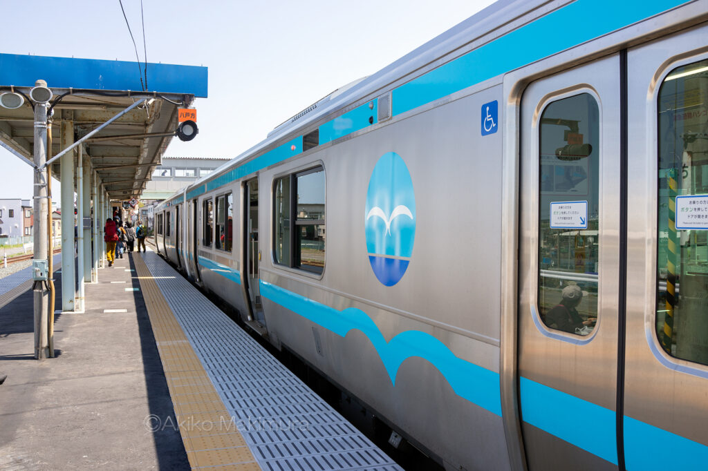 鮫駅に停車するキハE130系500番台