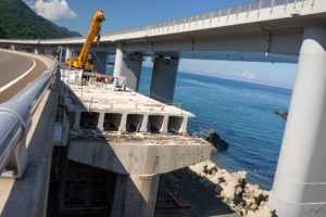 難所国道8号高架橋の架け替え工事、ここまでやって「完了」