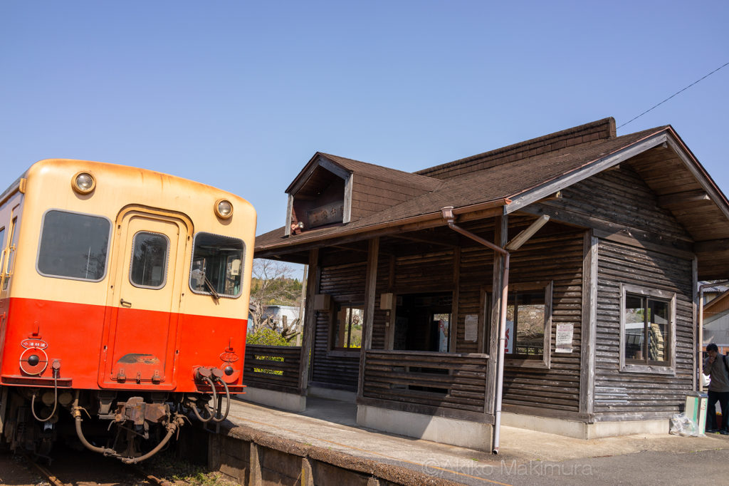 小湊鉄道の上総中野駅に停車するキハ201と駅舎