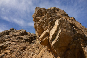 奇岩のてっぺんに続く遊歩道　深浦の大岩