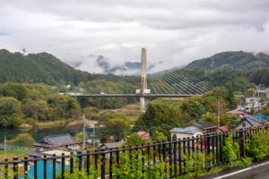 主塔はコンクリートの水芭蕉　尾瀬大橋