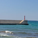 防波堤の小さな灯台は安全入港の目印