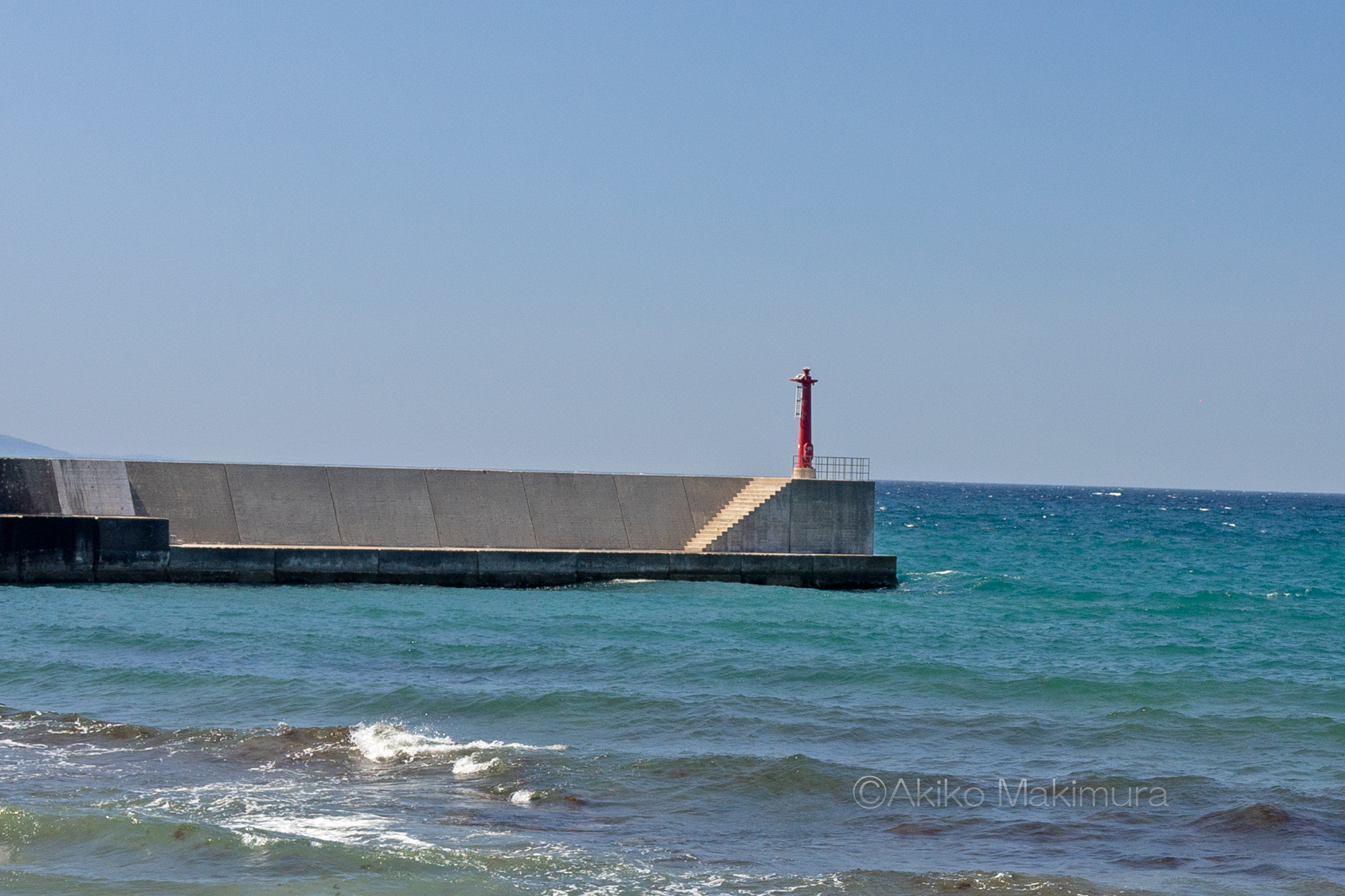防波堤の小さな灯台は安全入港の目印