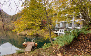 手作りいかだで初めて実感するバットレスの威容　〜丸沼ダム〜