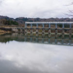 水面に映る8つのゲート　トラス構造の美しい上野尻ダム　晩秋の磐越西線②