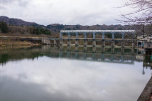 水面に映る8つのゲート　トラス構造の美しい上野尻ダム　晩秋の磐越西線②