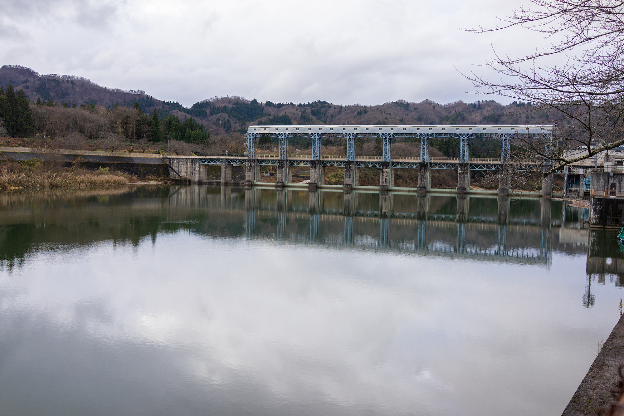 水面に映る8つのゲート　トラス構造の美しい上野尻ダム　晩秋の磐越西線②