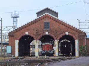 北陸新幹線開通で解体されたレンガ車庫、かろうじて残った「顔」　　