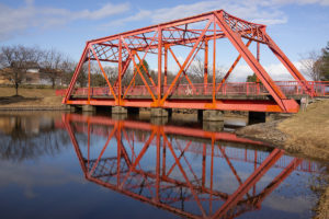 田園風景の中で圧倒的な存在感、浦村鉄橋の分身たち