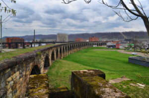 映画のクライマックスシーンに登場する　石造り高架橋に萌えた話