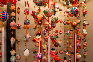 ピアニシモⅢでいく河津桜と雛のつるし飾り　はとバスのススメ