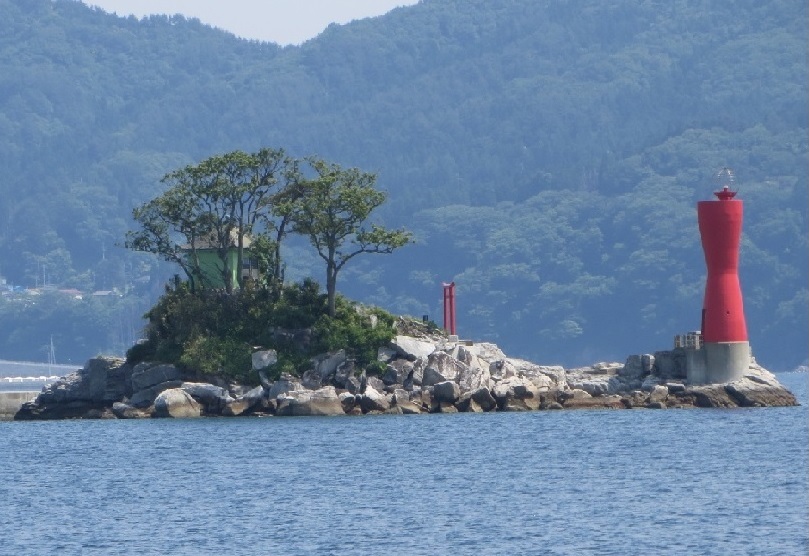 ひょっこりひょうたん島のモデル 蓬莱島に再建された赤い灯台 | 牧村あきこの「探検ウォークしてみない？」 廃線とダムと湿地とわたし