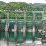 サンダーバードの秘密基地？　緑のゲートが凛々しい玉淀ダム