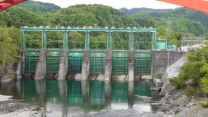 サンダーバードの秘密基地？　緑のゲートが凛々しい玉淀ダム