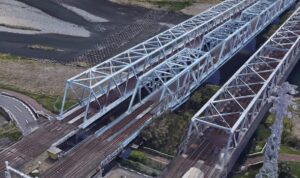 疾走するボンネット特急こだま　身代金受渡しの舞台となった鉄橋とは　