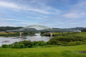 まるで優美な草食恐竜　岩手県一関市の「北上大橋」