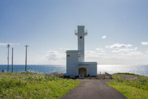 癒しオーラも放つ四角い灯台　チゴキ埼灯台へいらっしゃい　