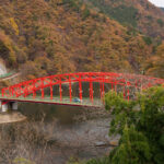奥多摩湖に映える鮮烈な赤いアーチ　峰谷橋を訪ねて