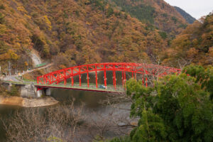 奥多摩湖に映える鮮烈な赤いアーチ　峰谷橋を訪ねて