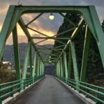 夕暮れにともる灯り　家路をいそぐ天王橋