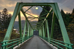 夕暮れにともる灯り　家路をいそぐ天王橋