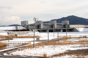 大槌駅からみる小鎚川水門　復興の軌跡