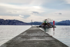 ひょっこりひょうたん島のモデル　蓬莱島の赤い灯台