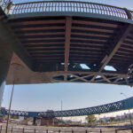 楕円の「ダブルワーレントラス」を見上げる！みなとみらいの武骨な歩道橋