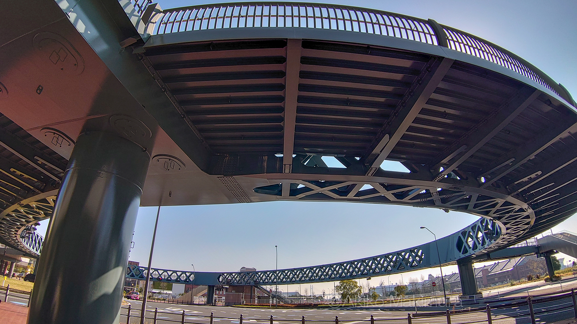 楕円の「ダブルワーレントラス」を見上げる！みなとみらいの武骨な歩道橋