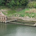 春になると湖面から姿をみせる　曽木発電所遺構