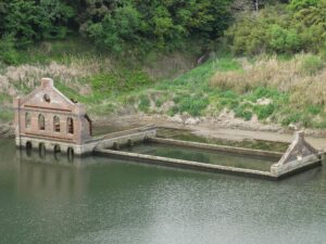 春になると湖面から姿をみせる　曽木発電所遺構