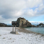 寄せる波は碧く　雪化粧の浄土ヶ浜