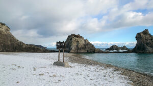 寄せる波は碧く　雪化粧の浄土ヶ浜
