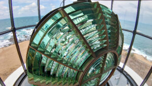 フレネルレンズは美しい翡翠色　男鹿半島の入道崎灯台【後編】　