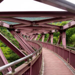 鶴仙渓を龍がゆく　逆三弦トラスの「あやとりはし」