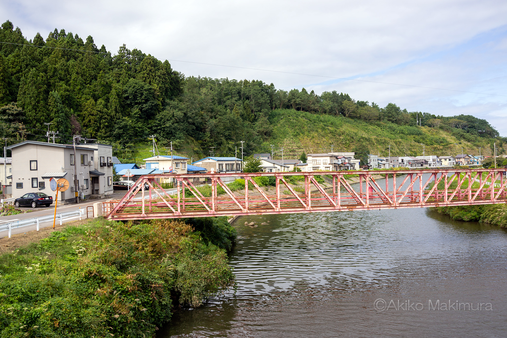 青森県鰺ヶ沢町の赤い橋と　大雨で運休続く五能線