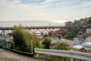根府川の海と赤い鉄橋と　～白糸川橋梁～