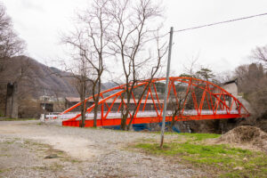 「かようための橋」ではない！　鮮やかな朱色の通橋（かようはし）