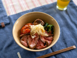 夏の終わりのローストビーフ丼