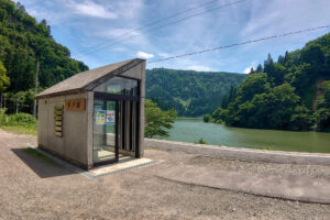 秘境ながらデザイナーズ駅舎　只見線早戸駅