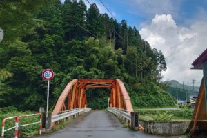 みかん色のボーストリングトラス　一揆そばと出合大橋