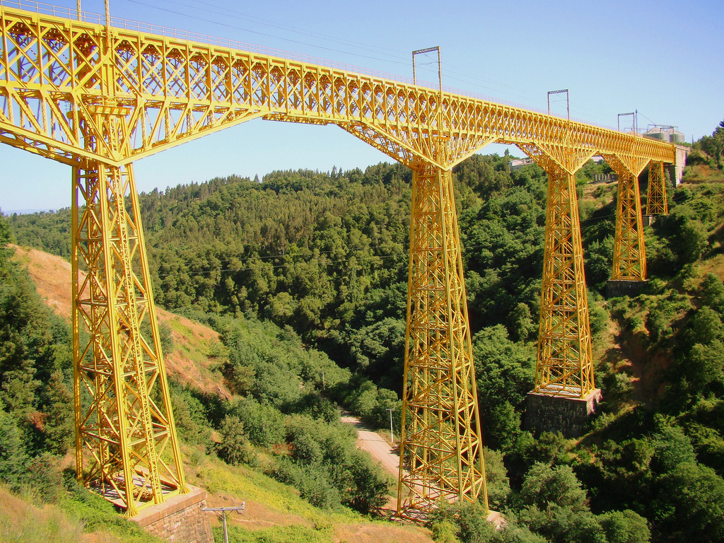 深い峡谷に架かって130年　チリのマジェコ高架橋