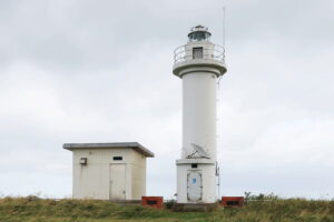 野付埼灯台の“地の果て”感は、吹き荒れる風でさらに強く