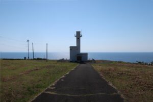 開放感バツグンなチゴキ埼灯台、あれは釣り人？