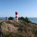 猫島の隣、どわめく波が打ち寄せる岬に、きりっと立つ濤波岐埼灯台