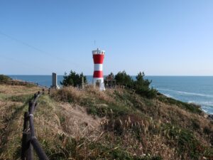 猫島の隣、どわめく波が打ち寄せる岬に、きりっと立つ濤波岐埼灯台