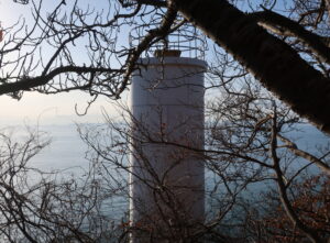 テンミニッツで神社参道を往復、渡波尾埼灯台と一瞬の出会い